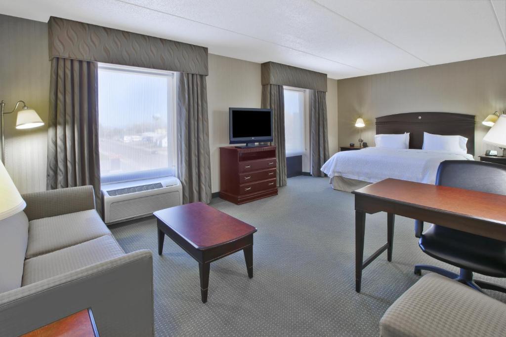 Hampton Inn & Suites Plattsburgh image 21